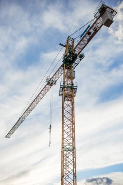 Gün batımı arkaplanındaki siluet vinç inşaat alanı 