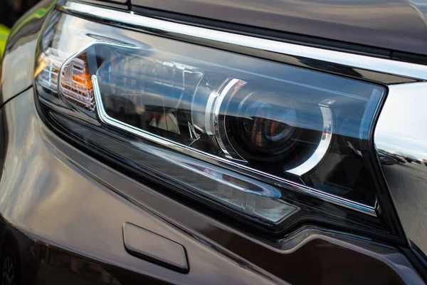 自動車ヘッドライト - 正面のクローズ アップ — ストック写真
