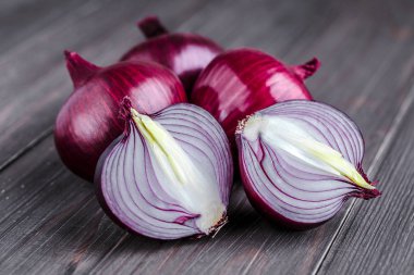 Kırsal ağaçta kırmızı soğan