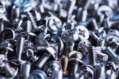 Beyaz arka planda cıvatalar ve fındıklar