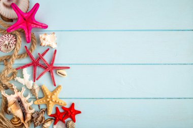 Deniz yıldızları ve kabukları ahşap arka plan üzerinde. Üstten Görünüm seyahat veya vac