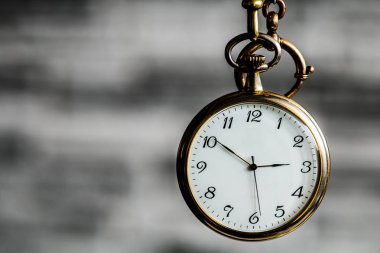 vintage saat eski bir tuğla duvara asılı
