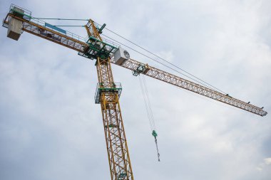 Gün batımı arkaplanındaki siluet vinç inşaat alanı 