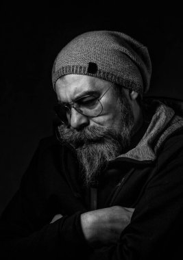 Dramatik kavramı siyah-beyaza yakın çekim portre genç el