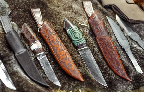 Hacha vikinga antigua. cuchillo y hacha en la piel de un lobo, hecha a mano — Foto de Stock