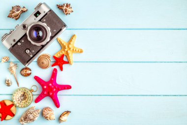 Deniz yıldızları ve kabukları ahşap arka plan üzerinde. Üstten Görünüm seyahat veya vac