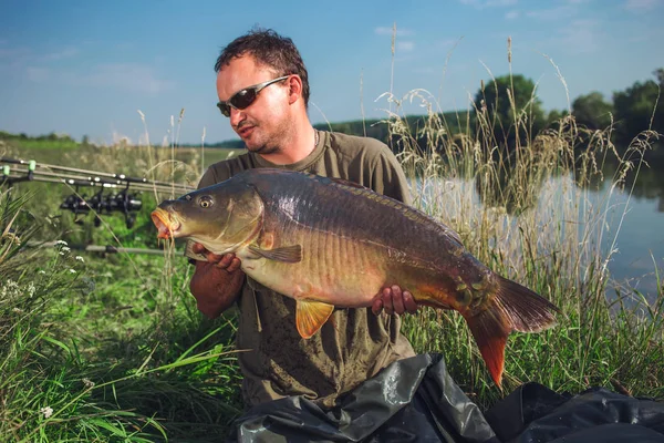 Pêcheur heureux avec trophée de pêche à la carpe — Photo