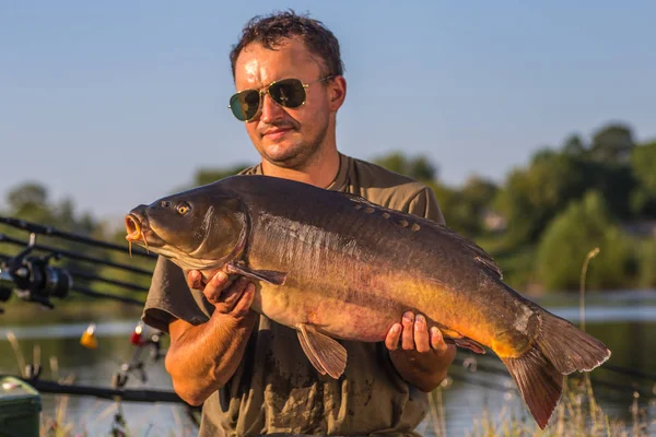 Pêcheur heureux avec trophée de pêche à la carpe — Photo