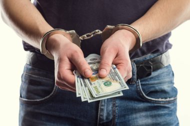 Yetişkin erkek tutuklandı ve kelepçeli. Adam tutukla.