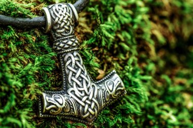 Thor'un çekici şeklinde İskandinav muska 