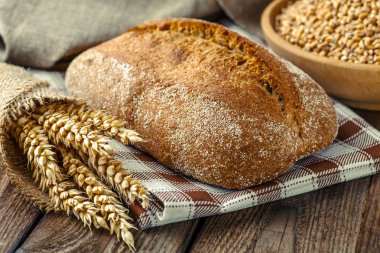 ahşap arka planda ekmek somun, Gıda çekim. Taze ev yapımı 
