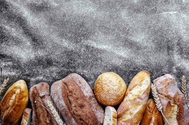 Siyah arka planda pişmiş malların çeşitleri. Fırın ve sağlıklı