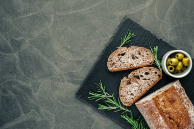 Otlar ve zeytin, üst v ile siyah arduvaz gemide ciabatta ekmeği