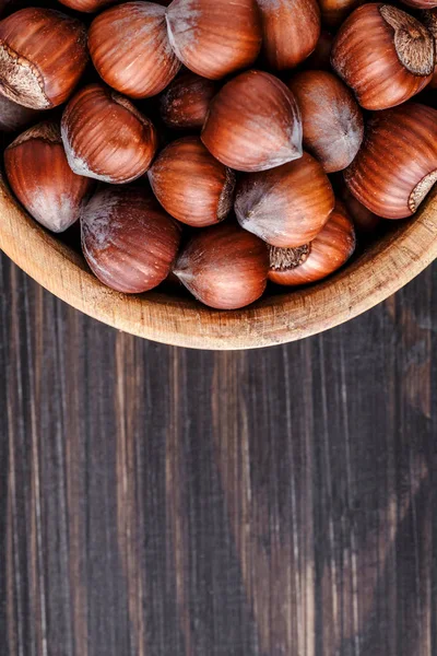 Gefilterde afbeelding van hazelnoten in een houten kom op rustieke pagina — Stockfoto