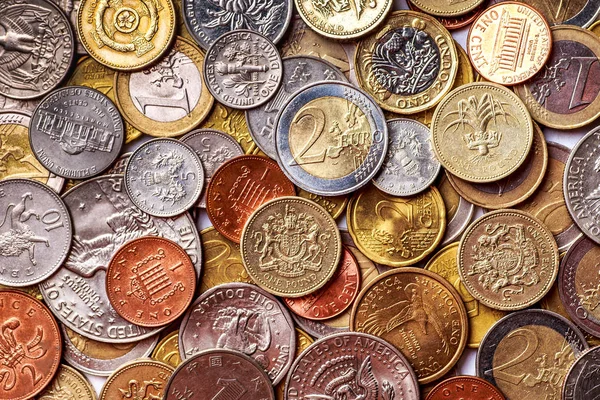 ユーロの背景はコインのお金です。イギリス ポンドの硬貨。私たちはコイン — ストック写真
