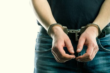 Yetişkin erkek tutuklandı ve kelepçeli. Tutuklu adam. El ile 