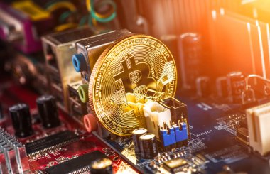 Bilgisayar devre kartı üzerinde altın Bitcoin Cryptocurrency. Makro s