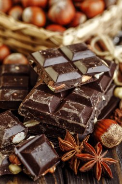 Fındık ve badem sütü ve koyu çikolata parçaları Kulesi. Chocola