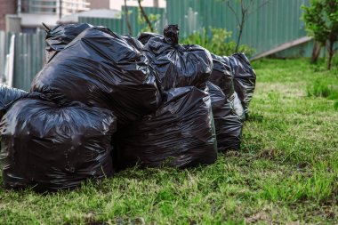 Bahçede yığın çöp plastik torbalar çok, tra kirliliği