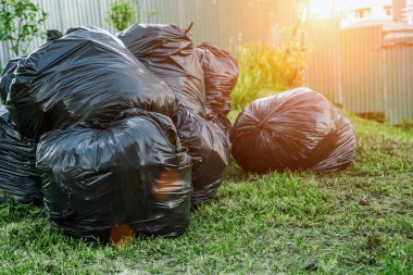 Bahçede yığın çöp plastik torbalar çok, tra kirliliği