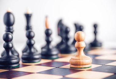 Ahşap satranç taşları tablo ile satranç masası