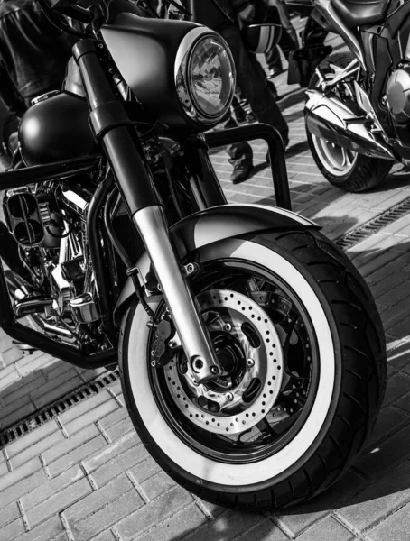 Fotografía en blanco y negro de motos de grupo estacionadas juntas —  Fotos de Stock