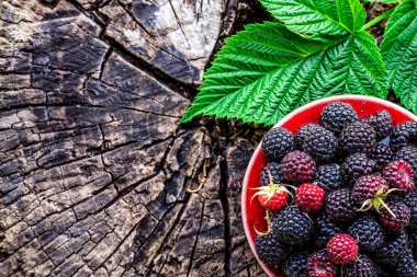 Masada ahşap rustik kase olgun ahududu.Organik çilek wi