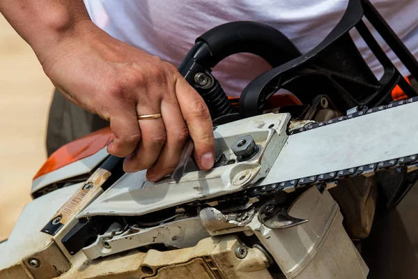 Onarım servisi ile çalışan profesyonel teknisyen. Chai tamiri