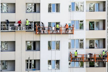 İşçi bir grup kendi Wo üzerinde ev boyama meşgul