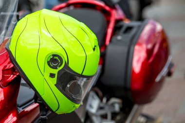 Bulanıklık üzerinde motosiklet gidon ve motosiklet ile Moto kask