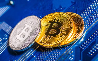 Bilgisayar devre kartı üzerinde altın Bitcoin Cryptocurrency. Makro s