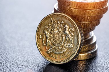 İngiliz sikke yığını üzerinde siyah, Sterlini