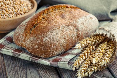 R ahşap kesme tahtası üzerinde dilimlenmiş taze pişmiş ciabatta ekmek