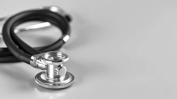 Medische concept beeld. Stethoscoop op witte achtergrond close-up. — Stockfoto