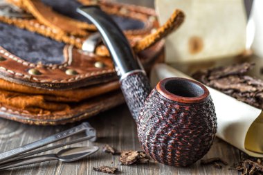 Ahşap masa üzerinde tütün ile ahşap boru. Tütün ile kutu kutuları