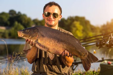 Sazan balıkçılık kupa ile mutlu fener 