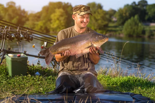 Happy angler med karp fiske trophy — Stockfoto