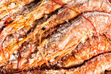 Taze kırmızı karidesler veya karides ambalaj içinde kutu içinde Slate Stone giriş