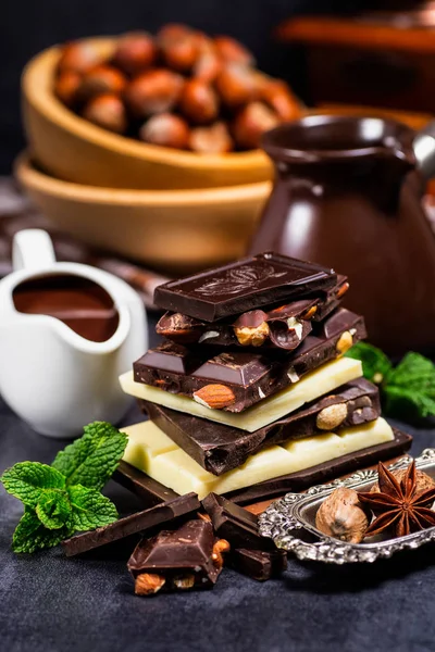 Ореховое и миндальное молоко и кусочки темного шоколада. — стоковое фото
