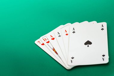 yeşil masaüzerinde kart oynuyor. Poker