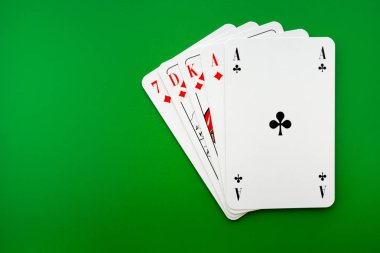cacino yeşil masada kartları oynamak, poker