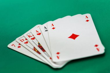 yeşil masaüzerinde kart oynuyor. Poker