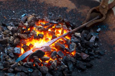 Demirci örsünün dövülme veya dökme çelikten yapılmış olması. Fırın 