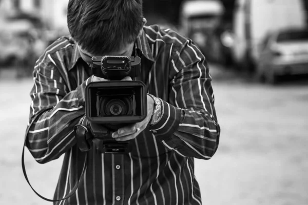 Украина Киев 21 апреля 2018.Портрет парня в джинсовой рубашке с — стоковое фото
