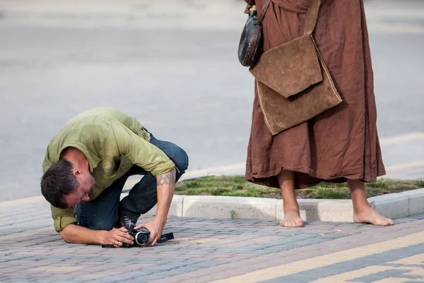 Ukraine Kiev 15 april 2019.A young guy photographs a man dressed — Stock Photo, Image