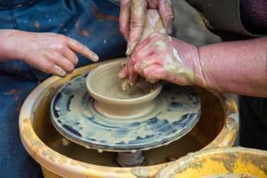 Ukrayna çanak çömlek. Yakın çekim kilden bir heykel yaratmak. Eller m