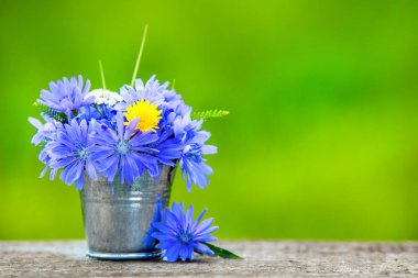 çiçeklerile güzel romantik kompozisyon. tebrik kartı, symb