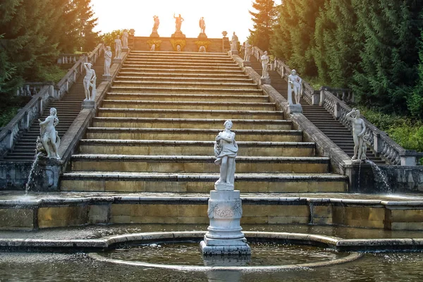 PETERHOF, RUSIA - 18 de septiembre de 2018, Gran cascada en Pertergof —  Fotos de Stock