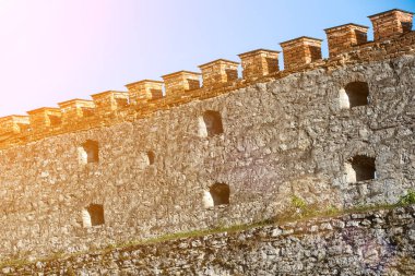 doğal kilitlerden yapılmış eski yıkılmış hortum. Duvarlar ve pencereler