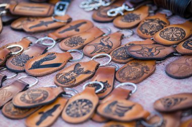 Deri eşyalar: çantalar, çantalar, çantalar ticaret masasında 